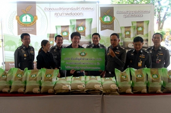 \'ศานิตย์\'รับมอบข้าว2ตันจากเอกชน ส่งต่อให้ตร.ที่ปฏิบัติงานพระบรมศพ