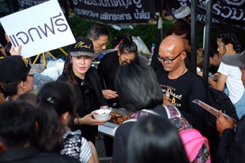 \'ใหม่ เจริญปุระ\'ร่วมแจกน้ำ-อาหาร ให้ปชช.ที่มาร่วมแสดงความอาลัย