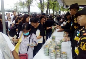 \'พระบรมฯ\'พระราชทานอาหาร แก่ประชาชนที่ร่วมถวายอาลัย