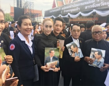 ‘หมูแหม่ม-เมสิณี’ ตื้นตันร่วมร้องเพลงสรรเสริญพระบารมี