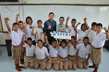 มอบคอมพิวเตอร์ให้น้องๆ เพื่อการสื่อสารไร้พรมแดน