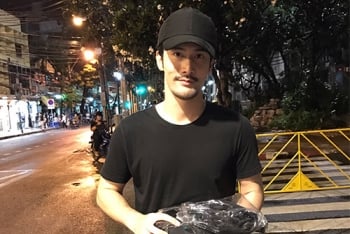 สุดยอดนํ้าใจ‘ธีร์ วณิชนันทธาดา’ตระเวนแจกเสื้อดำฟรี