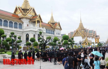 พสกนิกรไทยหลั่งไหล ทยอยเข้ากราบสักการะพระบรมศพ (ประมวลภาพ)