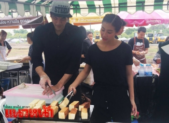 \'บอม-มินต์\'อาสาแจกอาหาร-ขนม ให้ปชช.ที่มาร่วมถวายอาลัย