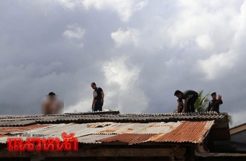 โจ๋วัย20ปีเครียด!แก้ผ้าปีนหลังคา ขู่กระโดด-เจ้าหน้าที่บุกช่วยกันวุ่น