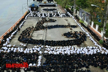 \'ปากพนัง\'แปรอักษรอาลัย\'พ่อหลวง\' ย้ำอดีตครั้งเสด็จเยือนปากพนังปี2518  (ชมคลิป)