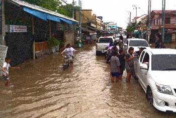 เตือน!พื้นที่ลุ่มต่ำ\'แม่น้ำเพชรบุรี\' น้ำล้นตลิ่งอีกรอบจากฝนตกหนัก
