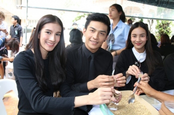‘กรีน,โหน’ ร่วมกิจกรรมจิตอาสา กรอกพันธุ์ข้าวเปลือกหอมปทุมฯ ‘ข้าวพอเพียง’