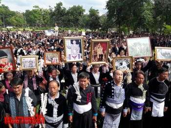 ชาวม้งครึ่งหมื่นแปรขบวนรูปหัวใจ ขนผักผลไม้5ตันช่วยงานสนามหลวง (ประมวลภาพ)