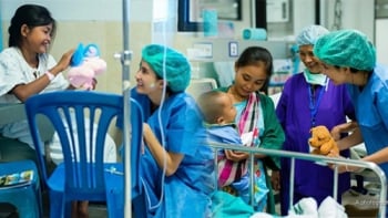 นางฟ้าตัวจริง!\'ปู ไปรยา\'น้ำใจงาม อาสาสร้างรอยยิ้มให้เด็กๆก่อนผ่าตัด