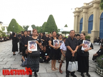 พสกนิกรไทยหลั่งไหล ถวายบังคมหน้าพระบรมโกศ (ประมวลภาพ)