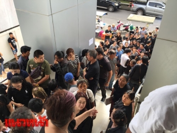 ชาวตราดเริ่มเข้าแถวแต่เช้ามืด รอแลกธนบัตรที่ระลึก60พรรษา (ประมวลภาพ)