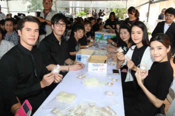 ‘มิกค์-โบว์-แนท-สิงโต’ ร่วมกิจกรรมจิตอาสา บรรจุถุงข้าวเปลือก ‘พอเพียง’