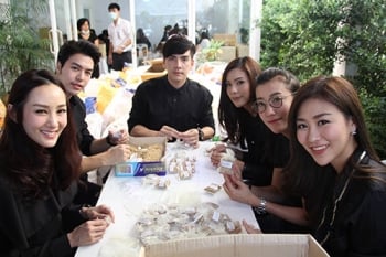 นักแสดงจากช่อง 7 สี รวมตัวทำกิจกรรมจิตอาสา บรรจุข้าวเปลือก “พอเพียง”