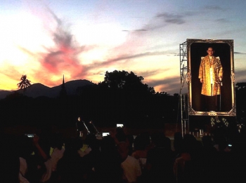 คิวยาวกราบพระบรมศพ กอร.รส.ปรับแผน ไม่ให้ประชาชนคอยนาน