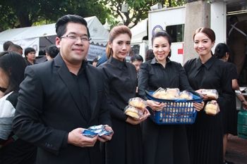ผู้ประกาศข่าวช่อง8 แท็กทีมถวายบุญ  ร่วมใจเป็นจิตอาสา ณ สนามหลวง