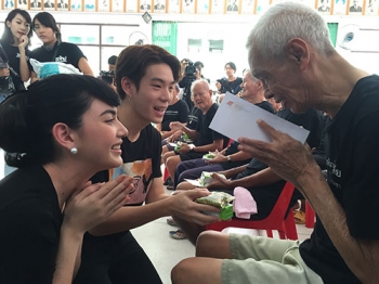 ‘ใหม่-เจเจ’ สุดภูมิใจ!! เป็นส่วนเล็กๆ มอบเวชภัณฑ์ แด่ ผู้สูงอายุพร้อมทีม ‘ซีเจ เมเจอร์’