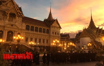 ท้องฟ้ายามเย็น ณ พระบรมมหาราชวัง (ประมวลภาพ)
