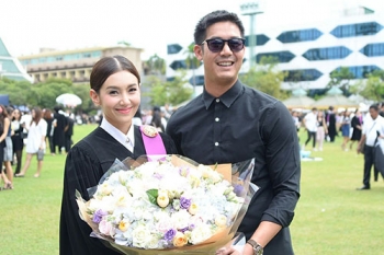 ‘เวียร์’ หอบดอกไม้ยินดี!! ‘เบลล่า’ รับปริญญาโท