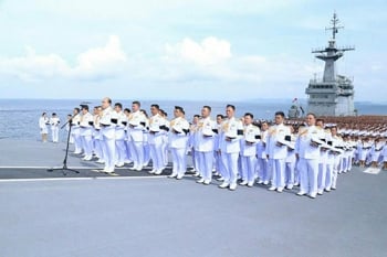 ทหารเรือร่วมร้องเพลงสรรเสริญพระบารมี พร้อมเปิดประวัติเรือหลวงจักรีนฤเบศร(ชมคลิป)