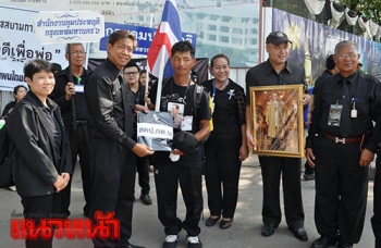 \'สิบตรีจาง\'เดินเท้าจากเพชรบูรณ์ เข้าถวายบังคมพระบรมศพ