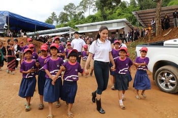 ‘ไมค์,ปุ๊กลุก’ สร้างฝาย มอบอุปกรณ์การเรียน ในกิจกรรม ‘7 สีช่วยชาวบ้าน’ จ.เชียงราย