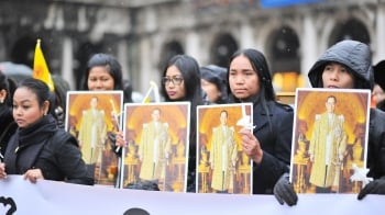 คนไทยในอิตาลีนับร้อย จุดเทียนกลางเมืองถวายความอาลัย\'พ่อหลวง\' (ประมวลภาพ)