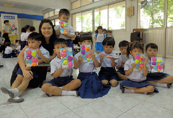 ศูนย์หนังสือจุฬาฯ ชวนเด็กๆ เล่น เรียน ตามรอยพระยุคลบาท