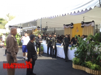 สมเด็จพระบรมฯทรงพระราชทานอาหาร แก่ปชช.ที่เข้าถวายสักการะพระบรมศพ