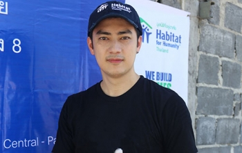 ‘ฟิล์ม-รัฐภูมิ’ ดาราจิตอาสา สร้างบ้านให้ชาวนาผู้ยากไร้