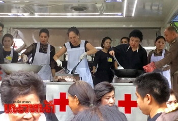\'พระองค์โสมฯ\'ทรงทอดไก่ประทานประชาชน