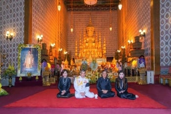 \'ร.๑๐\'ทรงฉายพระรูปกับ\'พระเทพฯ-ฟ้าหญิงฯ-ทูลกระหม่อมฯ\'หน้าพระบรมโกศ