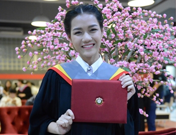 ‘อิ๋ว-พชรณมน’รับปริญญา!!! ดีใจเรียนจบทำให้ครอบครัวได้ภูมิใจ
