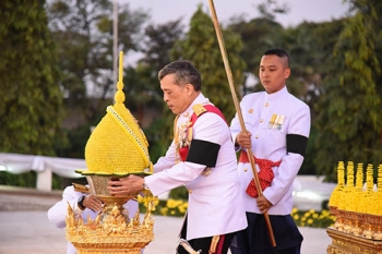 \'ในหลวง ร.10\'ทรงวางพานพุ่ม ถวายบังคม\'พระบาทสมเด็จพระปกเกล้าเจ้าอยู่หัว\' เนื่องในวันรัฐธรรมนูญ
