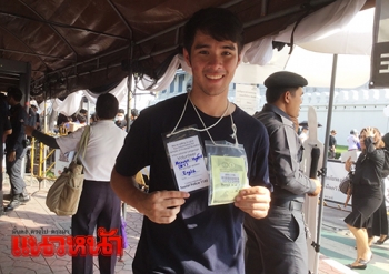 หนุ่มลูกครึ่งไทย-อเมริกัน ร่วมอาสาเป็นล่ามทำดีเพื่อพ่อ