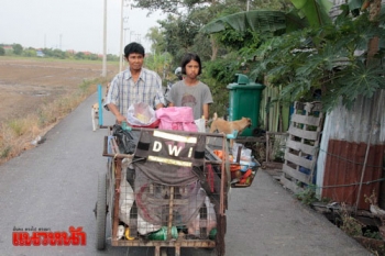 เด็กกตัญญูช่วยยายเก็บของเก่าขาย เลี้ยงป้าออทิสติก-ขอข้าววัดเลี้ยงชีพ