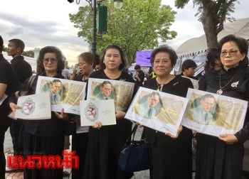 พสกนิกรเข้าสักการะพระบรมศพ ปตท.-สปริงกรุ๊ปแจกปฏิทิน-สมุดภาพ