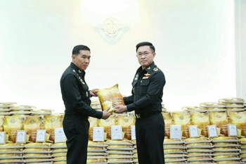 ผบ.สส.มอบข้าวเป็นของขวัญปีใหม่ พร้อมงดรื่นเริง-ร่วมสวดมนต์ข้ามปี