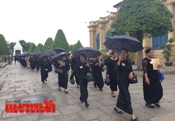 พสกนิกรทั่วสารทิศทยอยเข้ากราบสักการะพระบรมศพเนื่องแน่น (ประมวลภาพ)