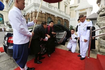 พระอัยยิกา-พระปิตุจฉา\'กษัตริย์จิกมี\' เสด็จฯวางพวงมาลาถวายราชสักการะร.9