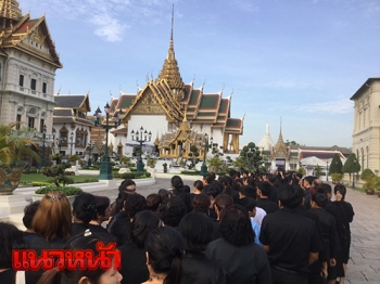 พระเจ้าอยู่หัวโปรดเกล้าฯพระราชทานอาหาร แก่ปชช.ที่มากราบพระบรมศพในหลวงร.9