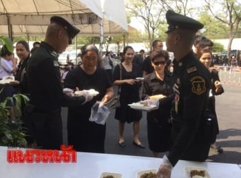 ร.10ทรงห่วงปชช.  รับสั่งเพิ่มอาหารวันที่31ธค.  เมนูพิเศษข้าวเหนียวไก่ทอด