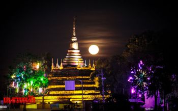 สวยงาม!ซูเปอร์ฟูลมูนเคียงคู่เจดีย์หลวงวัดราชบูรณะ