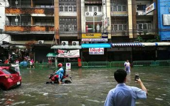 \'บิ๊กแป๊ะ\'สั่งตร.ลงพื้นที่ ช่วยชาวบ้านเจอฝนหนัก-น้ำท่วม