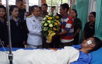 ร.10พระราชทานกระเช้าสิ่งของแก่ทหารพรานบาดเจ็บระเบิดปัตตานี