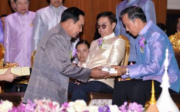 นายกฯคารวะครูอาวุโส\'บุญสร้าง-สมพงษ์\' ครูยก\'บิ๊กตู่\'เป็นนร.มีวินัย-กตัญญู (ประมวลภาพ)