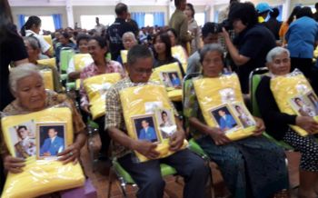 ร.10ทรงห่วงใยพระราชทานผ้าห่มแก่ผู้ประสบภัยหนาวจ.นครสวรรค์