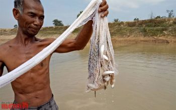 วิถีชีวิต\'นักล่าแห่งสายน้ำ\'เมืองสุรินทร์ มีเงินก็หาซื้อความสุข-มิตรภาพไม่ได้!