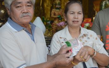 2 ผัว-เมียนำหวยหลายสิบใบ ถูกรางวัลกว่า 8 แสน มาบริจาควัด