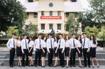 ผู้นำเชียร์แห่งมหาวิทยาลัยธรรมศาสตร์  พร้อมแสดงพลังในงานฟุตบอลประเพณีจุฬาฯ – ธรรมศาสตร์ ครั้งที่ 72